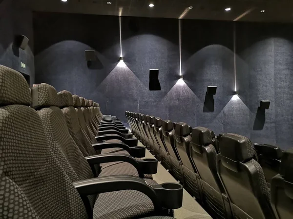 Leerer Kinosaal Mit Roten Stühlen — Stockfoto