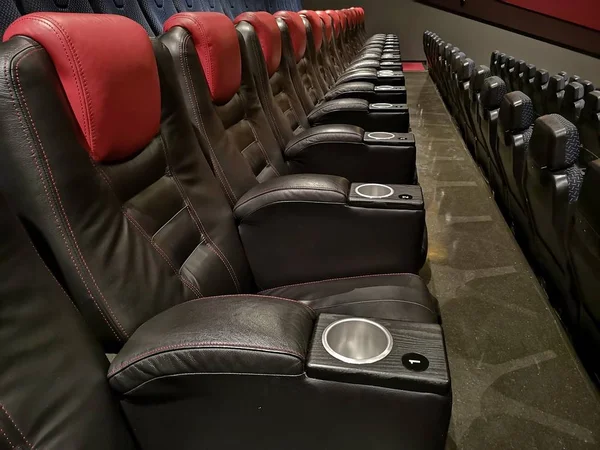 Poltronas Couro Vermelho Cinema Vazio — Fotografia de Stock