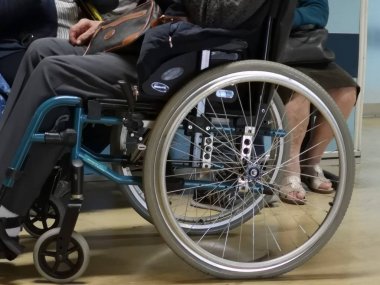 Klinikteki tekerlekli sandalye hastası.