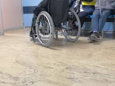 Klinikteki tekerlekli sandalye hastası.