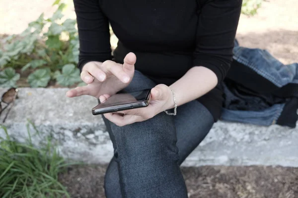 Donna Seduta Con Smartphone — Foto Stock