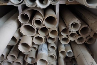 parlak kağıt üzerinde teknik çizimler rulo