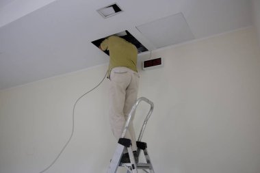 elektrikçi sahte tavankabloları geçer