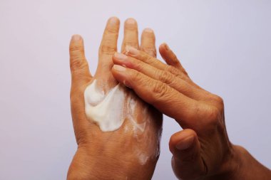 kadın ellerini krem yayılır