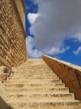 Boş tufa merdivenleri, Victoria 'dan Gozo' ya