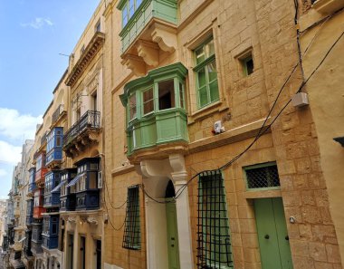 Valletta sokaklarında karakteristik balkonlar