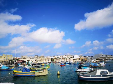 Malta 'daki Marsaxlokk limanının görüntüsü