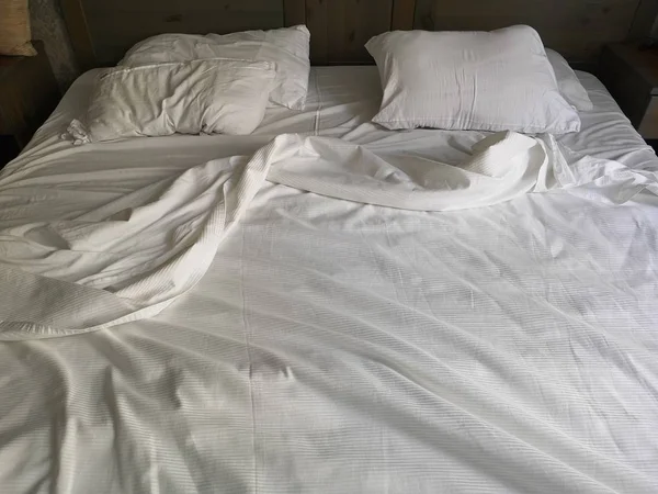 Tempat Tidur Ganda Kosong Dan Putih Yang Tidak Dibuat — Stok Foto