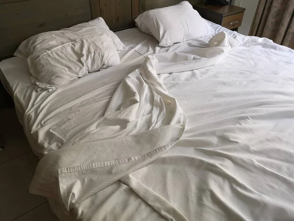 Leeres Doppelbett Und Ungemachtes Weiß — Stockfoto