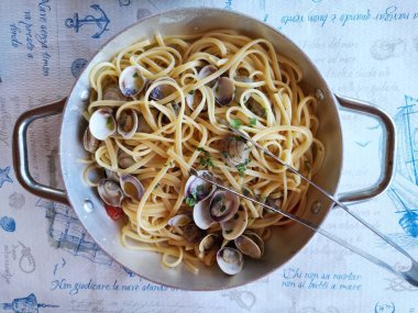 Tavada midye olan linguine.