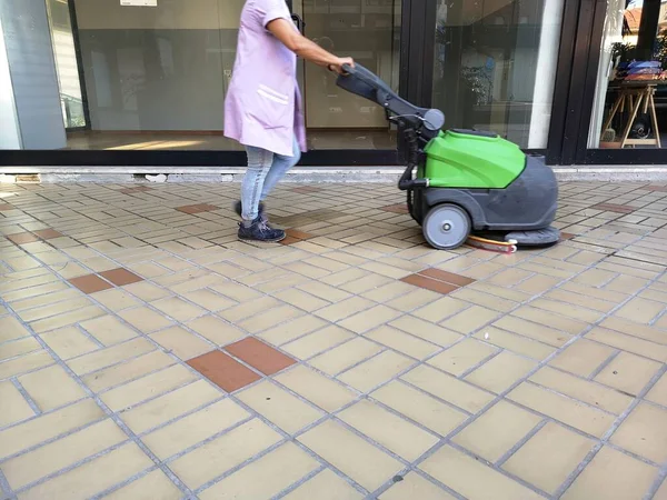 İşteki operatörle yer temizleme