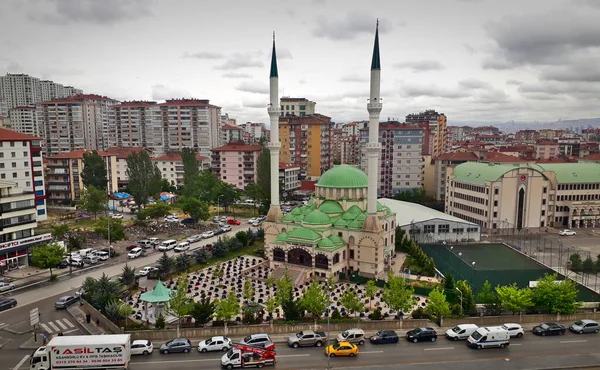 Ankara / Türkiye - 29 / 05 / 2020: Bir cami önünde 3 ay boyunca karantina altında kaldıktan sonra Türkiye 'de düzenlenen ilk Jumah namazında Müslümanlardan oluşan sosyal uzaklık grubu yüksek açı çekimi yaptı