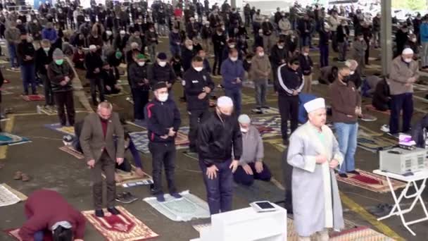 アンカラ トルコ 2020年5月29日 トルコの隔離と社会的孤立の3ヶ月後の最初の金曜日の礼拝で祈っている社会的距離と組織化されたイスラム教徒の男性 — ストック動画