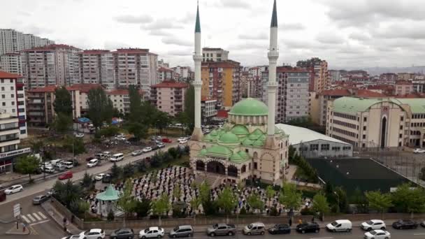 安卡拉 土耳其 2020年5月29日 在土耳其一座清真寺外进行为期3个月的隔离后 作为一个正常化进程 穆斯林群体在第一个星期五祈祷时处于社会隔离状态 — 图库视频影像