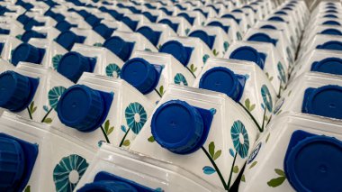 Düzinelerce endüstriyel plastik süt şişesinin yakın plan çekimi.