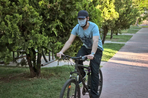 Hombre Joven Aislado Enmascarado Ropa Deportiva Que Monta Una Bicicleta — Foto de Stock