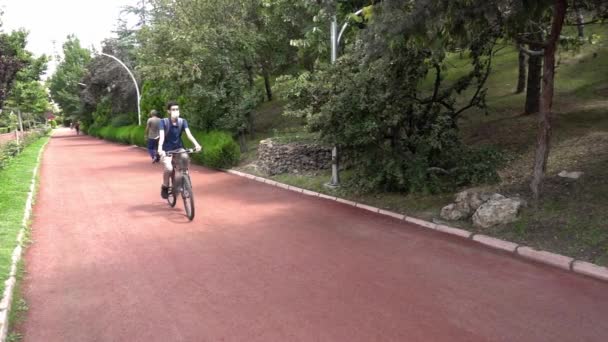 Isolerad Smal Ung Man Klädd Mask Cykling Cykelväg Park — Stockvideo