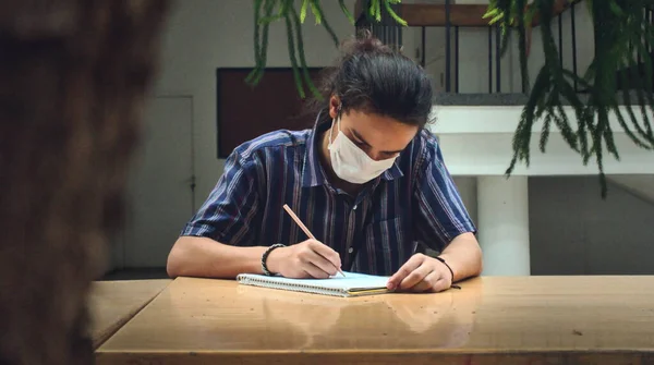 Isolado Cabelos Compridos Mascarado Jovem Estudante Universitário Estudando Sozinho Biblioteca Fotos De Bancos De Imagens