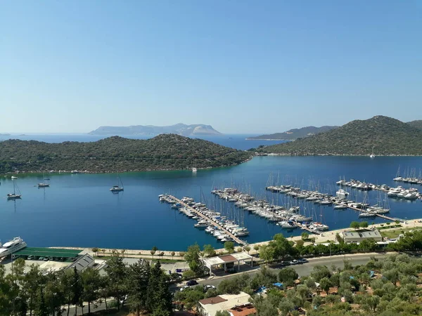 Kastellorizo Adası 'nda Yunanistan' da demirlemiş bir sürü tekne var. Megisti olarak da bilinir.