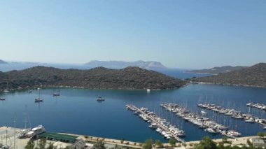 Yunanistan 'ın Megisti adası olarak da bilinen Kastellorizo Adası' ndaki yat limanında bekleyen bir sürü demirlemiş tekne var.