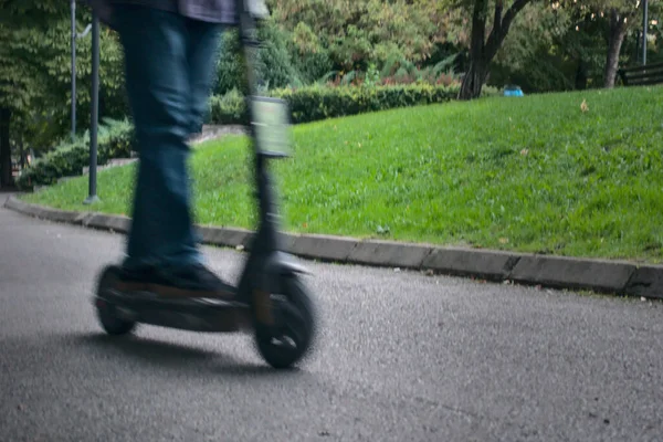 Homme Chevauchant Scooter Électrique Dans Parc Vert Gros Plan Sur — Photo