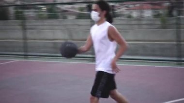 Uzun saçlı genç salya akıtıyor ve yel değirmeni turniği atıyor.