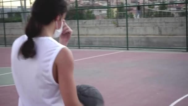 Lang Haar Tiener Draagt Een Gezichtsmasker Witte Shirts Rusten Handen — Stockvideo