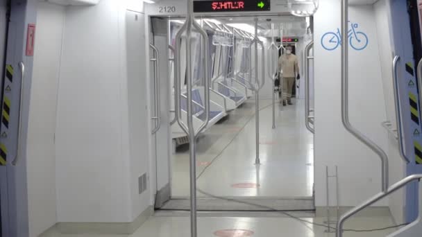 安卡拉 土耳其 2020年9月18日身穿医疗服的人在地铁里用机器消毒 在乘客来之前在座位上喷洒消毒剂 — 图库视频影像