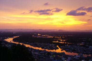 Gün batımından sonra peyzaj nehir kenarı topluluk Limanı