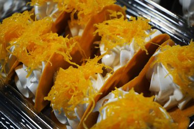 Aperatifler geleneksel Tay halkının Khanom bueang olduğunu.