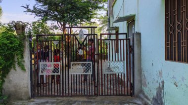 02 Ekim 2020: Reengus, Jaipur, Hindistan / Küçük çocuklar, kardeşleri ve babaları, parkta fotoğraf çektiler.