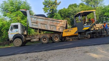 02 Ekim 2020: Reengus, Jaipur, Hindistan / İşçilere ve asfaltlama makinelerine yakın görüş