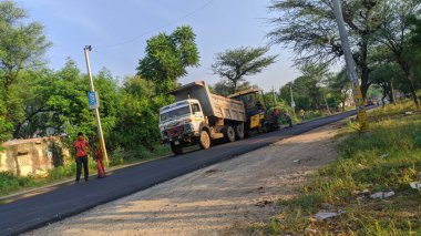 02 Ekim 2020: Reengus, Jaipur, Hindistan / Roller ve devlet karayolunun asfaltlanması ve onarımıyla ilgili işçiler.