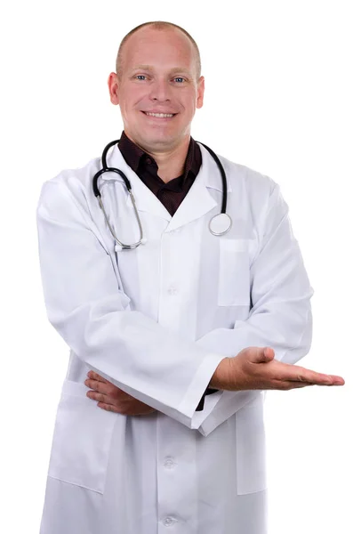 Mladý Dospělý Lékař Bílém Plášti Stetoskop Ukazuje Dlaní Nahoru Úsměvy — Stock fotografie