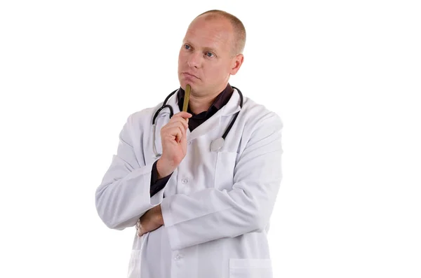 Genç bir doktor stetoskop ile beyaz bir elbise içinde bir tanı düşünüyor ve izole bir arka plan üzerinde alt can bir kalem uygulanan