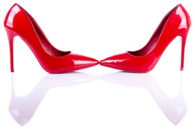 Yüksek topuklu yansıması ile beyaz zemin üzerine kırmızı kadın ayakkabı