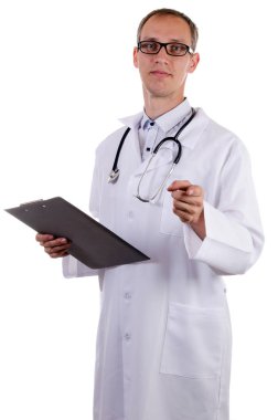 Bir doktor bir stetoskop ve gözlük ile Beyaz paltolu bir klasör izole bir arka plan üzerine yazmak için tutar