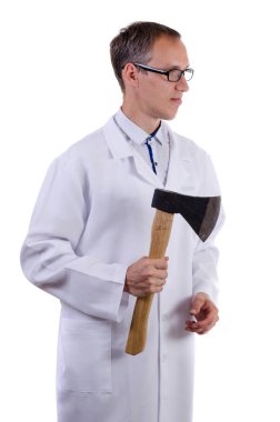 Beyaz önlük elinde balta ile ayakta ve beyaz arka plan üzerinde gülümseyen yetişkin doktor