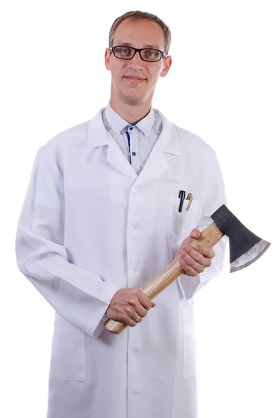 Beyaz önlük elinde balta ile ayakta ve beyaz arka plan üzerinde gülümseyen yetişkin doktor