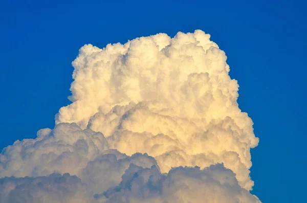 Güzel gök gürültüsü bulutlar mavi gökyüzü