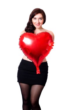 Sevgililer günü tatil için bir kalp balon tutan genç kız