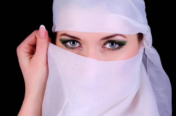 在黑色背景的围巾与性感的眼睛的年轻妇女的肖像 — 图库照片