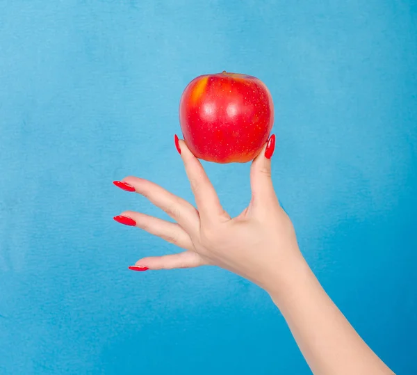 Mela Rossa Nel Palmo Della Mano Una Giovane Donna Uno — Foto Stock