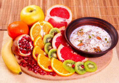 Ahşap arka plan üzerinde bir kil kase süt ile sağlıklı beslenme fındık.