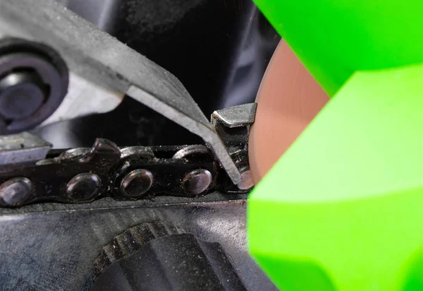 Zincir testere üstünde belgili tanımlık makine için bileme