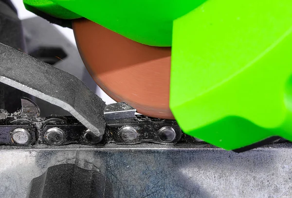 Zincir testere üstünde belgili tanımlık makine için bileme