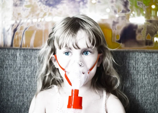 Little Girl Child Breathes Inhaler Bronchitis Pneumonia — Stock Photo, Image