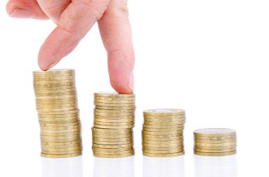 parmaklar bir yığın bozuk para üzerine basar. İş büyüme grafiği.