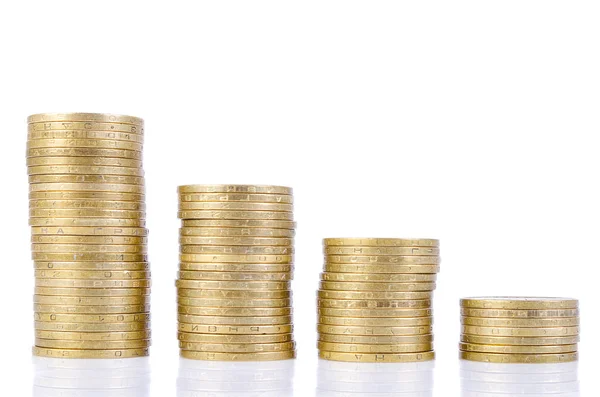 Beyaz arka plan üzerindeki sütundaki sikkeler. İş büyüme grafiği.