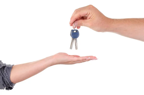 Bir adam, beyaz bir arka planda yakın çekim bir kadının kilit anahtarları verir. anahtarlar ile erkek ve kadın avuç içi.